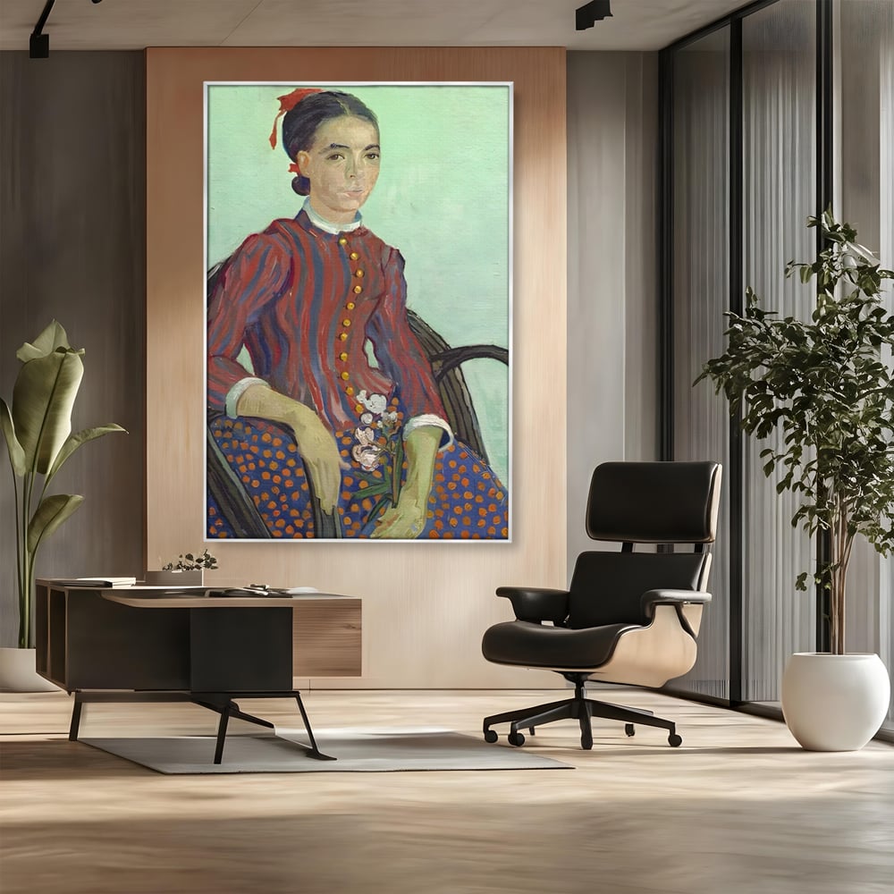 Tablou canvas cu reproducere pictura portret feminin, in rama de aluminiu argintiu, pe perete intr-un birou